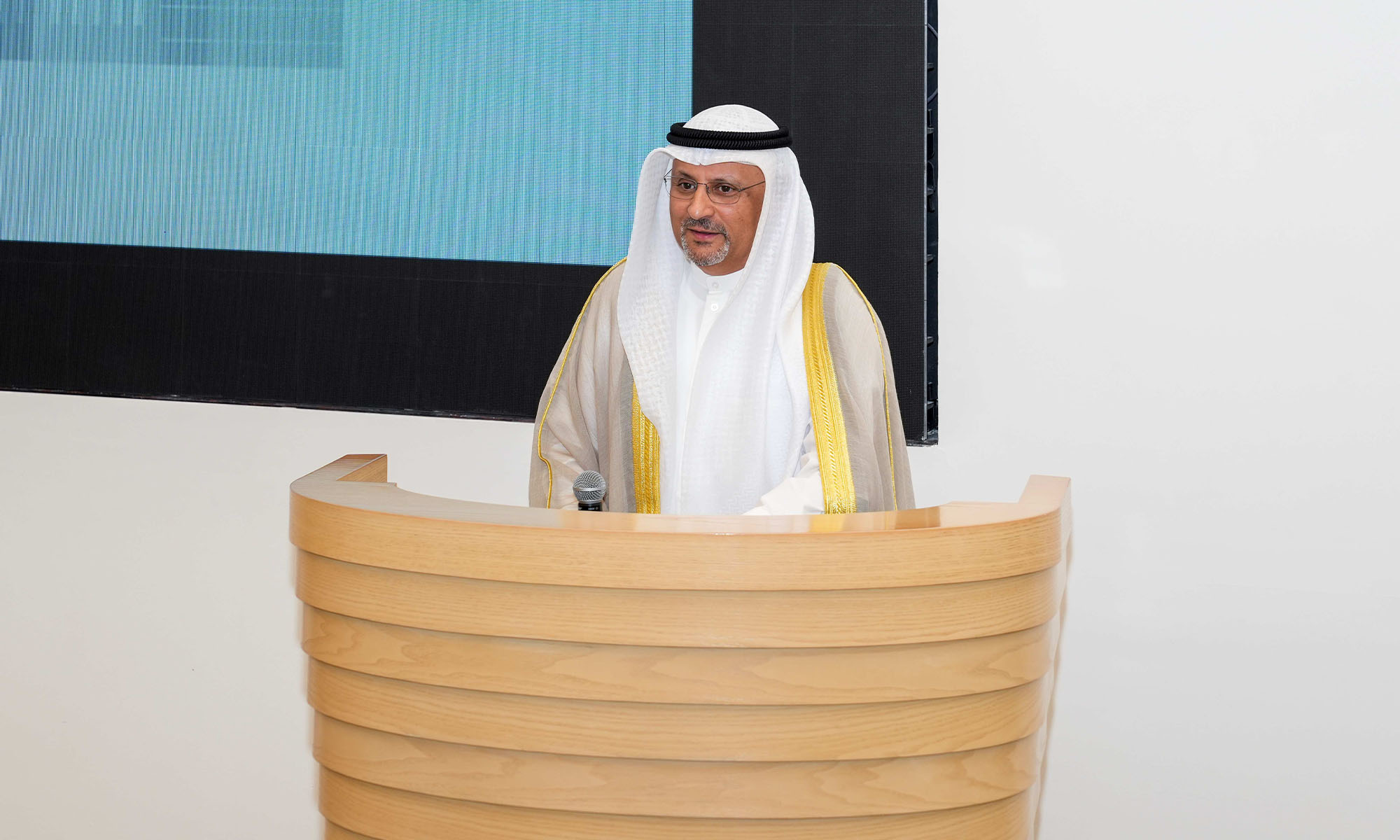 omar saud al-omar minister of commerce and industry and minister of state for communication affairs